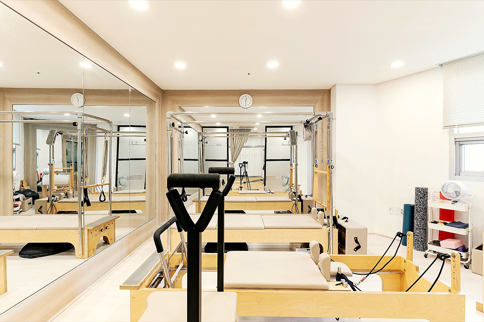 리포머와 타워가 나란히 놓인 그룹 수업실