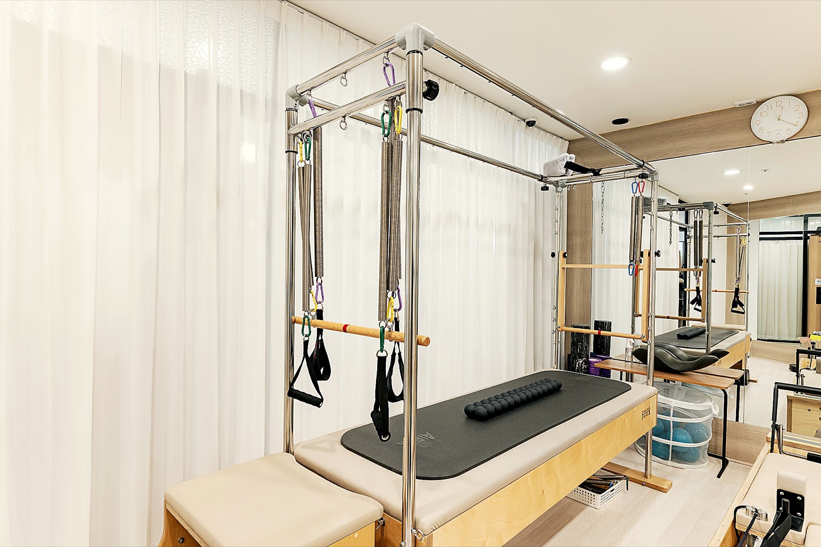 커튼으로 나뉜 개인레슨실의 캐딜락 기구
